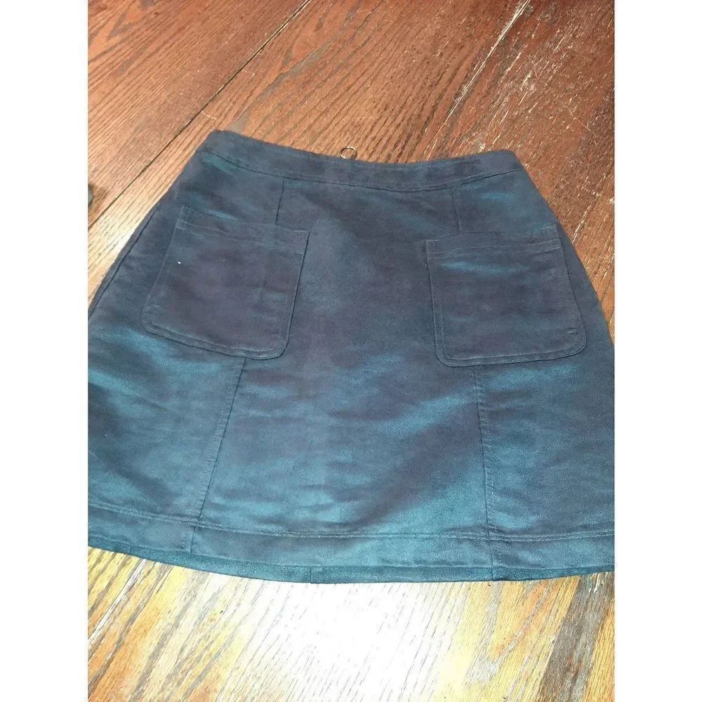 Size 2 Old Navy Black Rear Zip Microfiber Mini Skirt with Pockets